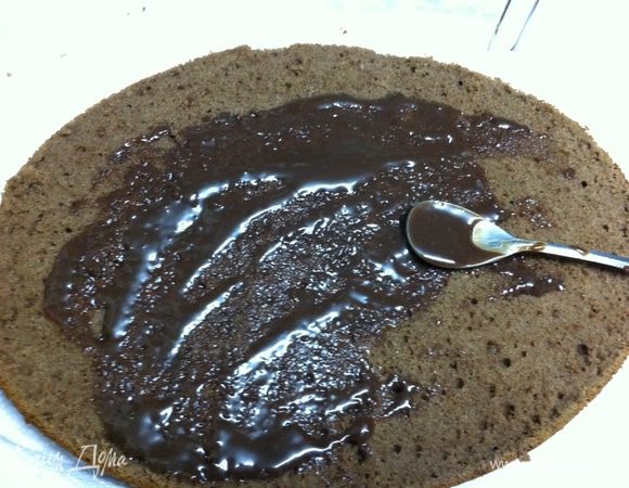 Без шоколада не могу! Промазала растопленным шоколадом со сливками. 