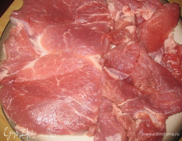 Слегка примороженное мясо разрезаем, чтобы получился большой пласт.