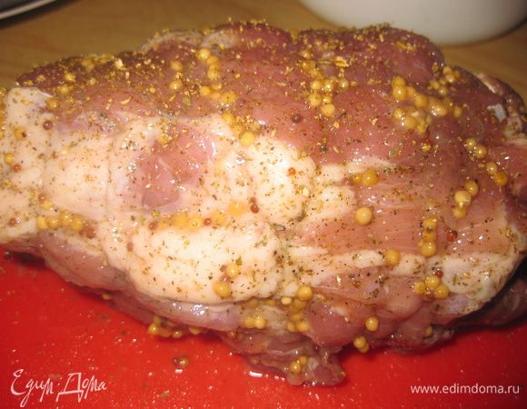 Мясной пласт сворачиваем в рулет, который перевязываем ниткой.
Через час смешиваем все компоненты для маринада и поливаем рулет.
 Рулет обварачиваем в бумагу для выпечки, потом в фольгу. Ставим выпекать в духовку на 1 час до 190-200 С. Выключаем духовку и оставляем в духовкеи еще на 1 час.