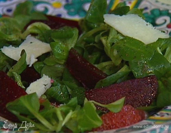 Сбрызнуть салат оставшимся оливковым маслом, посолить, поперчить и посыпать нарезанным сыром.