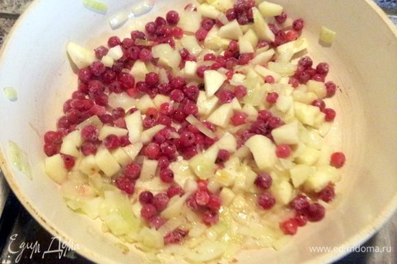 Начинка: В сковородке припустить бекон и речатый лук, нарезанный мелкими кубиками, добавить ягоды, яблоки.