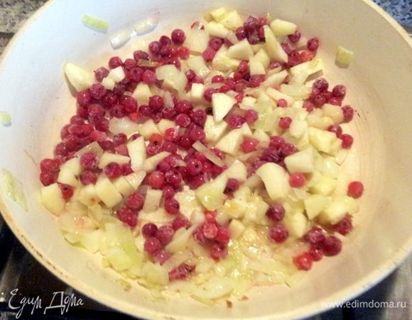 Начинка: В сковородке припустить бекон и речатый лук, нарезанный мелкими кубиками, добавить ягоды, яблоки. 