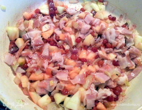 Потушить 2-3 минуты. При помешивании, стараться размять ягодки лопаткой. Добавить панировочные сухари, как бы загустить начинку, т.к яблоки и ягоды дадут свой сок. В начинку добавить все специи и соль. Дать чуть остыть.