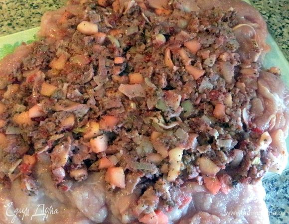 Теперь собираем рулет. Для этого на мясо выложить начинку и распределить по всей площади. 