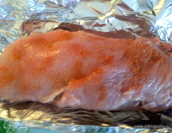 Аккуратно, свернуть рулет и переложить на фольгу. 