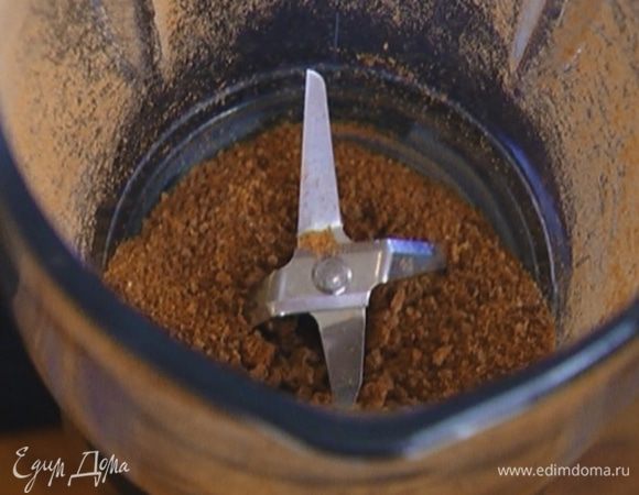 Сухари измельчить в блендере в мелкую крошку.