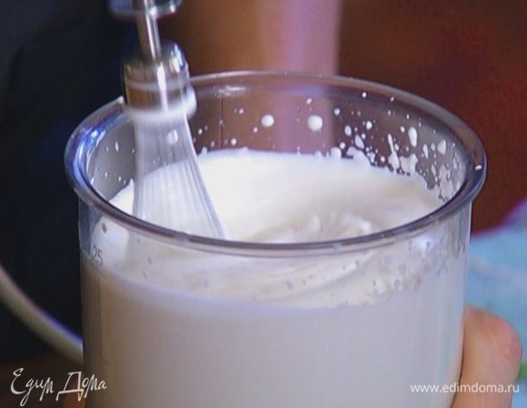 Сливки взбить в пышную массу.