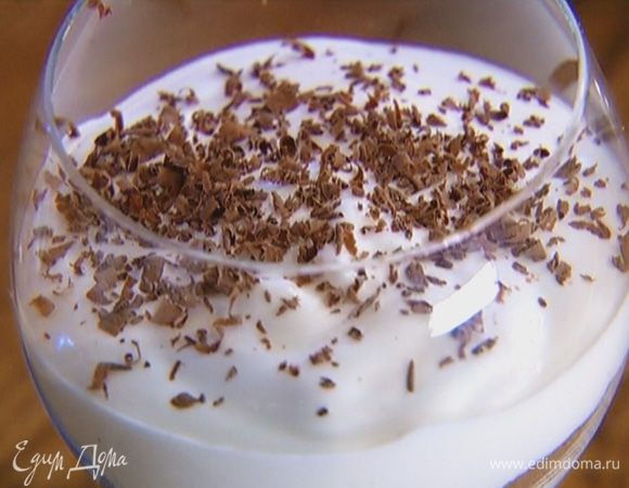 Шоколад натереть на мелкой терке и посыпать десерт.