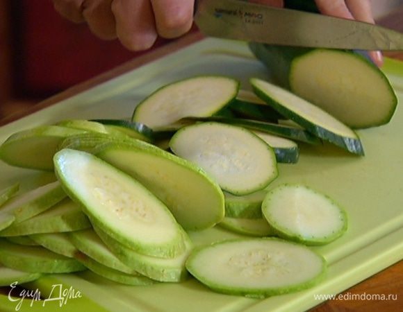 Кабачок и цукини вымыть и тонко нарезать наискосок под небольшим углом.