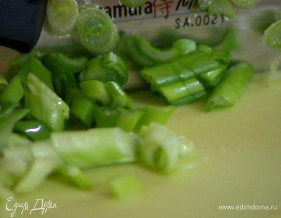 Зеленый лук порубить.