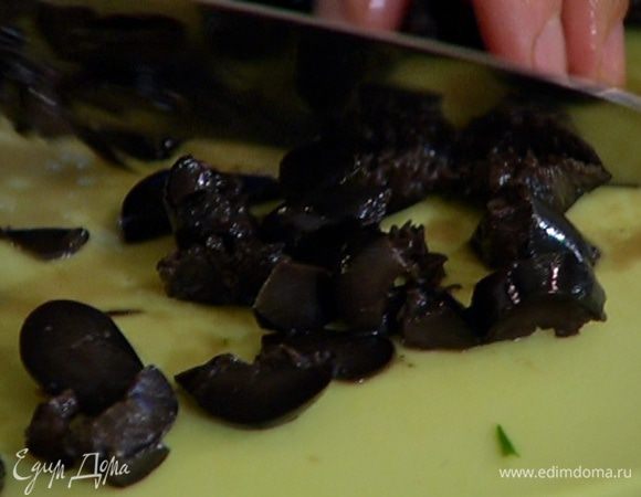 Маслины, удалив косточки, мелко нарезать.