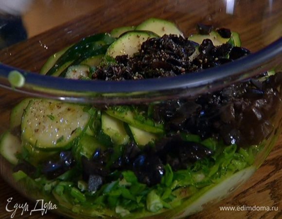 Соединить кабачки, цукини, зеленый лук и маслины, полить 2 ст. ложками оливкового масла, немного посолить, поперчить и перемешать.