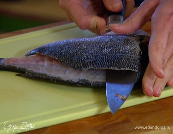 Рыбу почистить и срезать филе вдоль хребта.