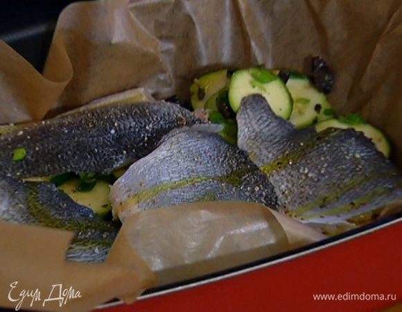 Глубокий противень выстелить бумагой для выпечки, разложить овощи, затем выложить филе дорады кожей вверх, посолить, поперчить, сбрызнуть оставшимся оливковым маслом и полить белым вином. 