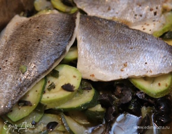 Запекать рыбу в разогретой духовке 20 минут.

