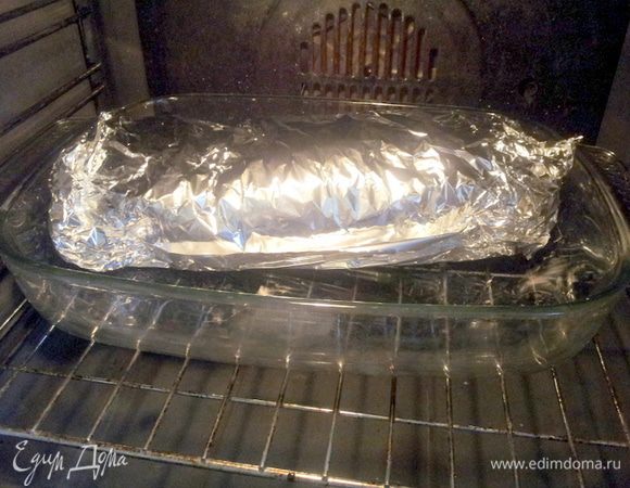 Фольгу плотно завернуть, фольга должна быть в несколько слоев.
Рулет поставить в заранее нагретую духовку до 220С. Запекать рулет до готовности. минут 40-50. 