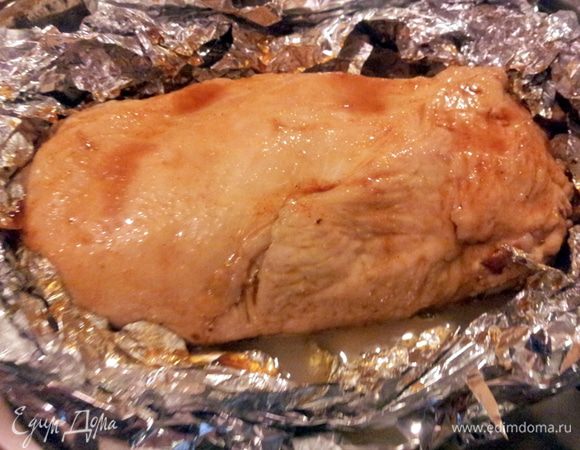 Затем развернуть фольгу. И рулет смазать смесью из соевого соуса с медом. И запечь еще минут 10.
