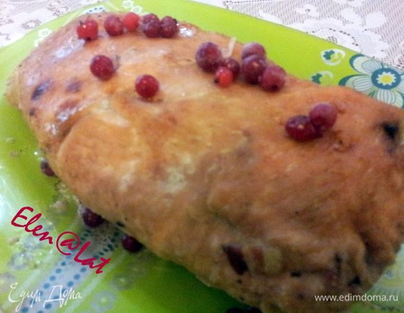 Когда рулет будет готов, его достать из духовки, но сразу не резать, а дать отдохнуть минут 10-15. Тогда его можно будет красиво нарезать. 