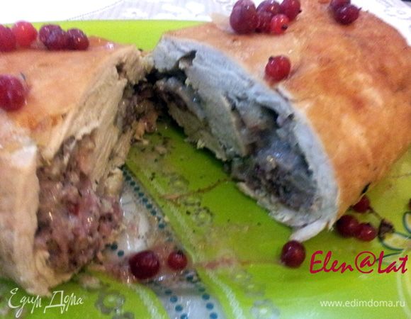 Подавать такой рулет надо с соусом из красной смородины, или брусники, клюквы, какой Вам больше нравится. Соус должен быть обязательно сладким.
К рулету хорошо подавать салат из салатного микса. 
Приятного аппетита!