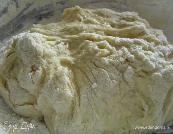 Для теста смешиваем яйцо с пахтой или кефиром (я просто ложкой). Добавляем оливковое масло, соль, сахар. Затем постепенно добавляем муку (я ее просеивала через сито). Думаю около 1 стакана можно добавить смело, а затем подсыпать ее понемногу. Добавляем до тех пор, пока тесто не станет практически нелипким и эластичным и мы понимаем, что сможем его раскатать. Отправляем его в холодильник на часок-другой.Или приготовьте тесто по Вашему любимому рецепту.
