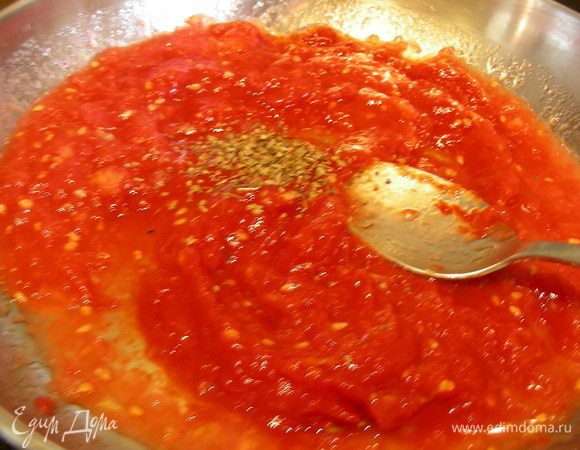 Соус я делала, как в рецепте у Tennet. Томаты потерла на терке, добавила томатную пасту и базилик и прогрела минут 5.
