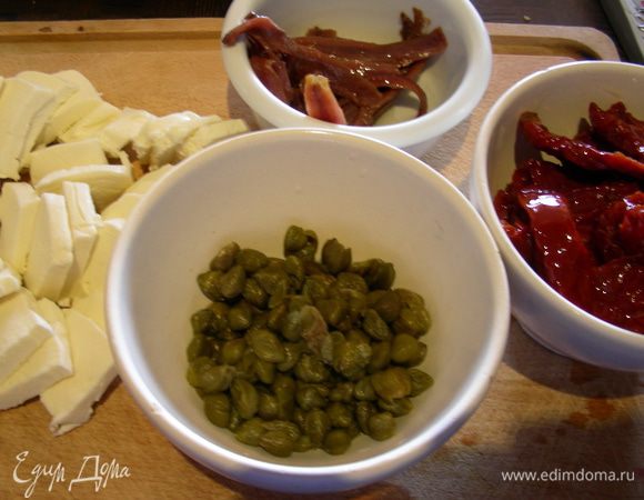 Для начинки режем моцареллу, готовим томаты, анчоусы, каперсы. Натираем пармезан.

