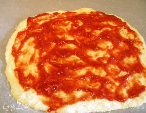 Смазываем его томатным соусом.
