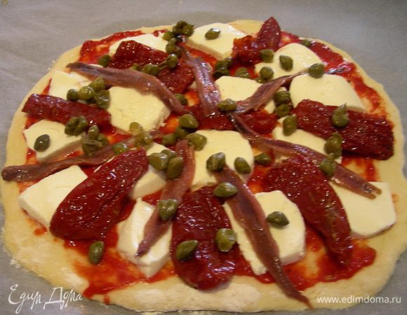 Выкладываем моцареллу и остальную начинку. Сыром можно присыпать сразу, я же предпочитаю минут за 10 до готовности. Ставим ее в духовку 200 гр минут на 30-40.
