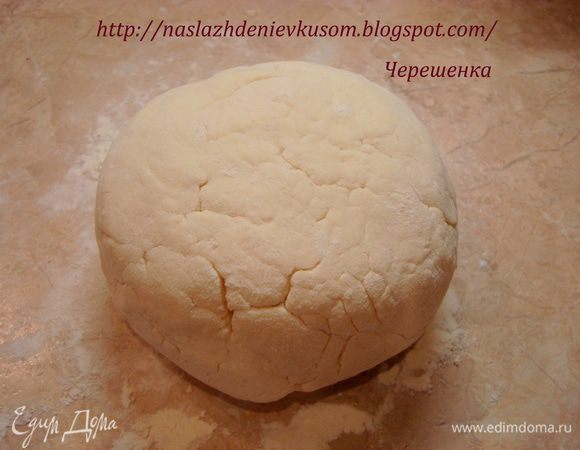 В полученную массу добавляем манку и муку, замешиваем тесто…