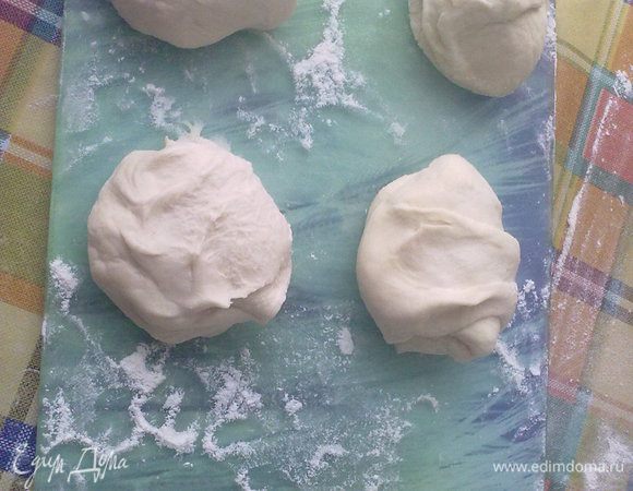 Смешиваем все ингредиенты для теста.Тесто не крутое, достаточно мягкое и пластичное.
И формируем колобки. 