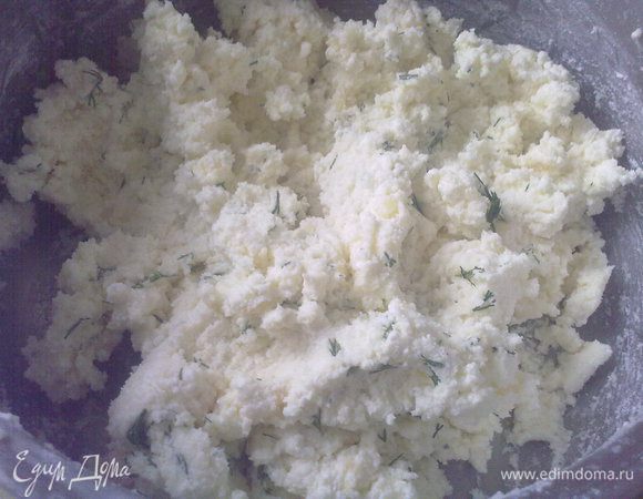 Начинка: Сыр я тёрла на тёрке для достижения однородности. Картофель нужно растолочь и добавить  сыру. Творог сюда же. Соль, укроп. 