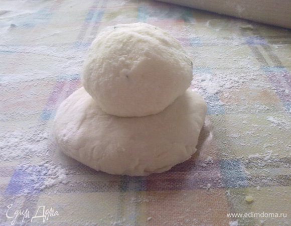Рабочую поверхность посыпаем мукой выкладываем шарик теста и немного придавливаем его рукой. Сверху начинку сформированную в шар. Начинки должно быть столько же, сколько и теста.