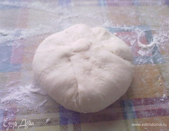 Защипываем тесто таким образом, чтоб начинка оказалась внутри. 