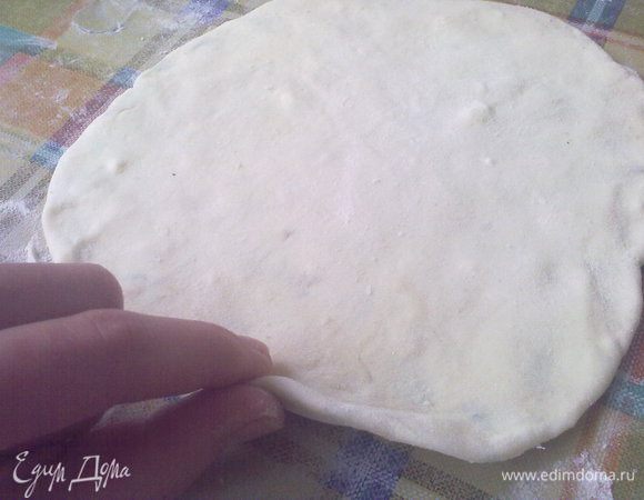Аккуратно раскатываем лепёшку. Толщина около 3 мм.