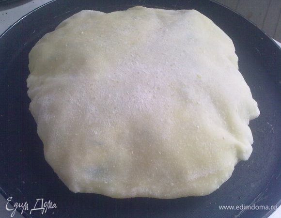 Готовим лепёшки на сухой сковородке. Когда одна сторона будет готова, лепёшка начнёт надуваться. Вот так....