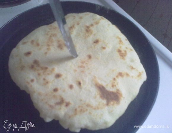 В этом случае, её нужно перевернуть и проткнуть ножом, чтоб выпустить пар, и продолжать жарить до готовности. 