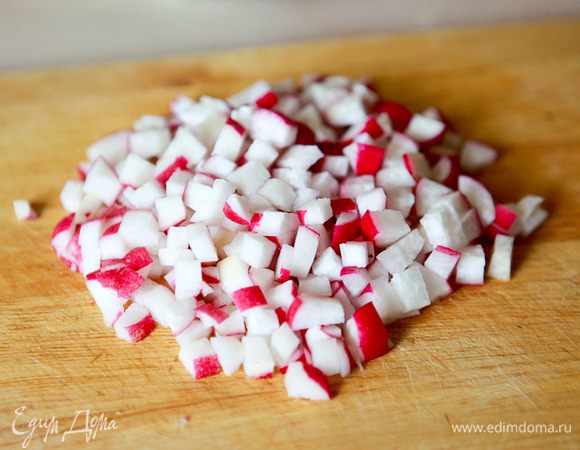 Нарезать кусочками редиску.