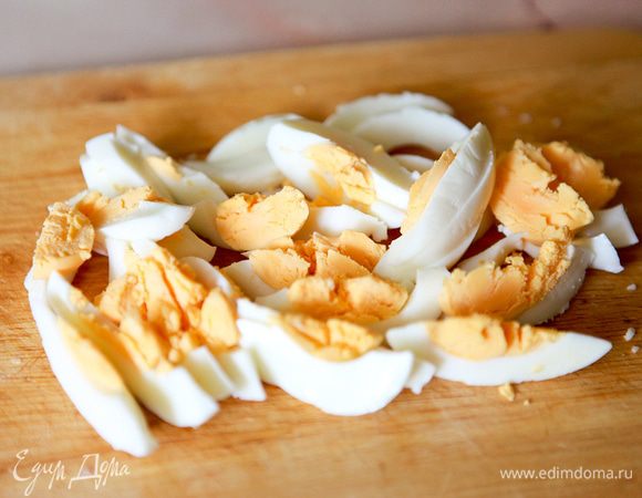 Отварить яйца.
Нарезать дольками.