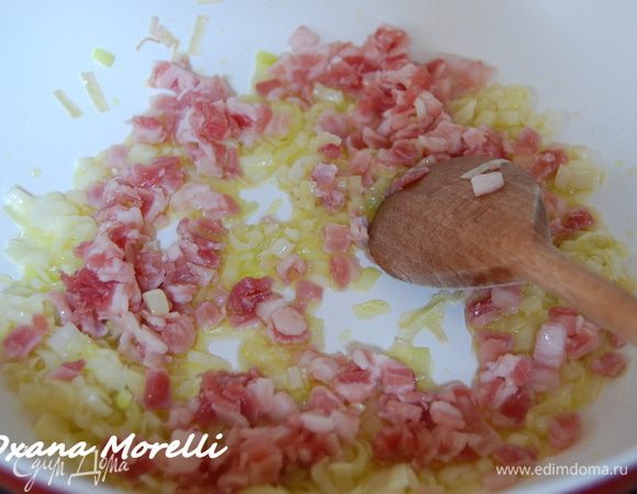 Затем обжарить в 2 ст.л. оливкового масла около 10 минут на маленьком огне.