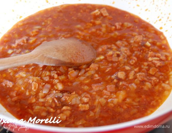 Добавить томатную пасту и 1/4 стакана воды. Потушить еще 5 минут.