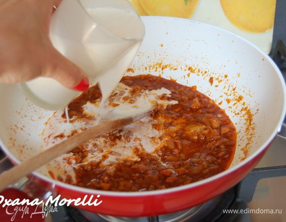 В сливки влить водку и хорошо перемешать. Добавить к готовящемуся томатному соусу и потомить минут 8-10 на маленьком огне, для того, чтобы выпарился алкоголь. Посолить, поперчить по вкусу. 