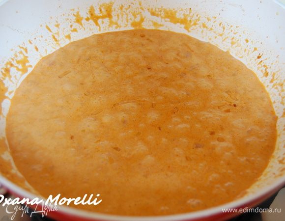 Пасту отварить. Слить воду и добавить пасту к соусу. Хорошо мешать 2-3 минуты для того, чтобы соус хорошо впитался  в пасту. Посыпать пармезаном. 