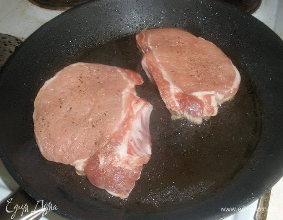 Эскалопы обмыть, обсушить, немного отбить с обеих сторон, завернув при этом в пищевую пленку. Обвалять в муке, посолить, поперчить и обжарить с обеих сторон в разогретом масле по 2 минуты с каждой стороны..
