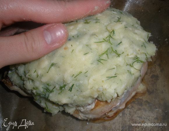 Духовку разогреть до 220 градусов. На мясо выложить картофельную шапку, утромбовать по-плотнее. Поставить в духовку на 20 минут, до образования румяной корочки.