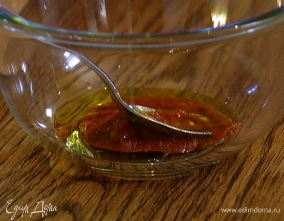 Приготовить заправку: соединить пасту харисса, 1 ст. ложку оливкового масла, посолить, поперчить и перемешать.