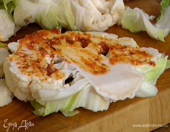 Пласты цветной капусты смазать заправкой с двух сторон.