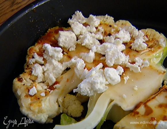 Выложить обжаренную капусту в противень в один слой, посыпать фетой и отправить под гриль на 5 минут.