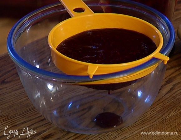 Размороженные ягоды взбить в однородную массу в блендере, затем протереть через сито.