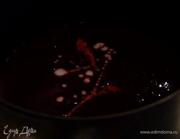 Ягодную массу поместить в небольшую кастрюлю, влить разведенный крахмал и прогревать все на медленном огне до закипания.