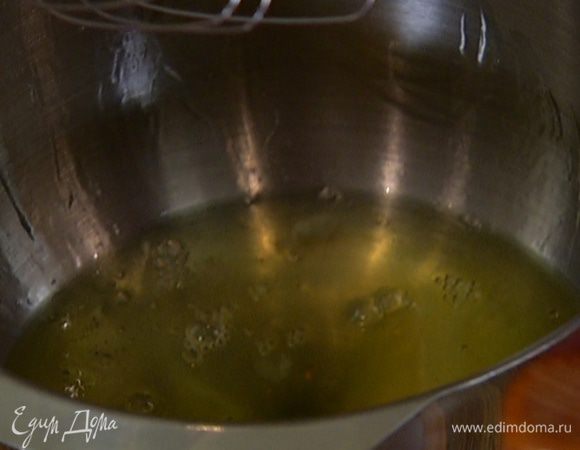 Белки взбить в комбайне с 80 г сахара в крепкую пену.